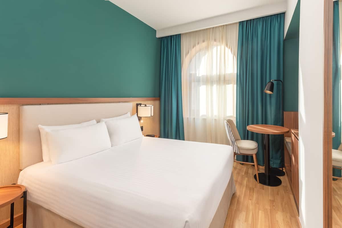 Camera Standard, 1 letto queen | Minibar, una cassaforte in camera, una scrivania, ferro/asse da stiro
