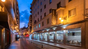 Hotel amb façana moderna, grans finestres i un cartell que indica que està afiliat a Melia.