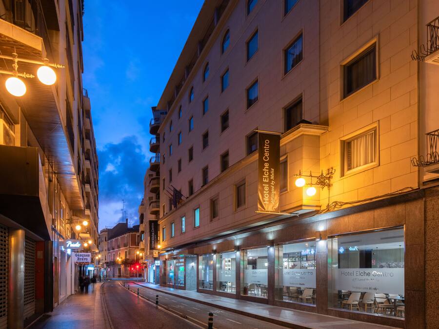Un hotel con fachada moderna, amplias ventanas y un cartel que indica su afiliación a Melia.