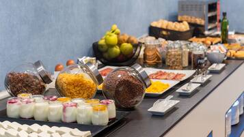 Se ofrece un desayuno bufé (11.00 EUR por persona)