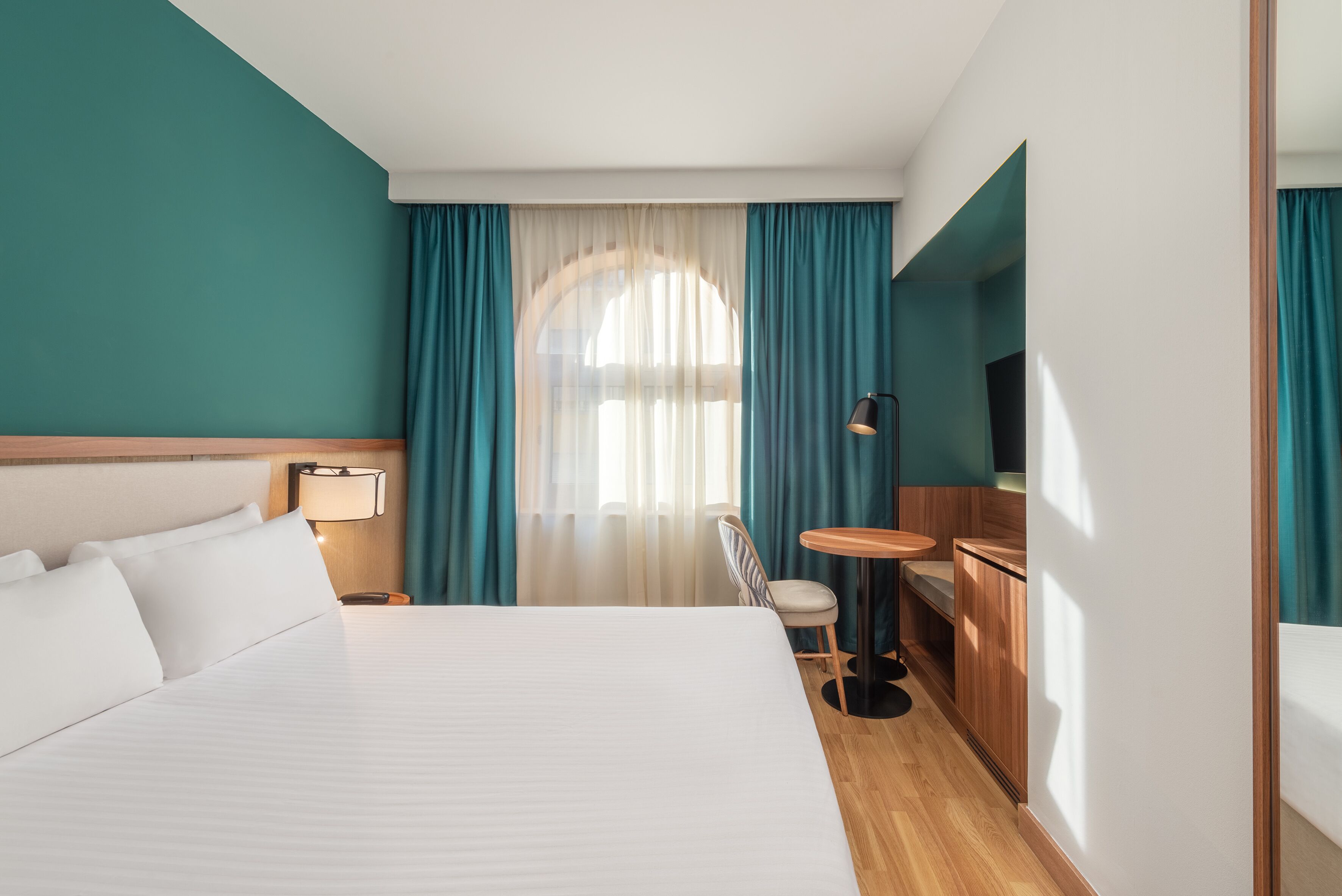 standard room, 1 queen bed | minibar, in-room safe, desk, iron/ironing board