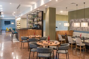 Serveert lunch en diner, Mediterrane gerechten