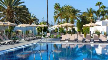 3 piscinas al aire libre, sombrillas, sillones reclinables de piscina