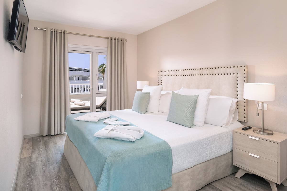 1 bedroom, down duvets, desk, blackout curtains