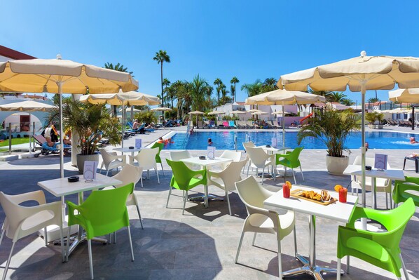 Quầy bar bên hồ bơi