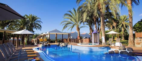 3 buitenzwembaden, parasols voor strand/zwembad