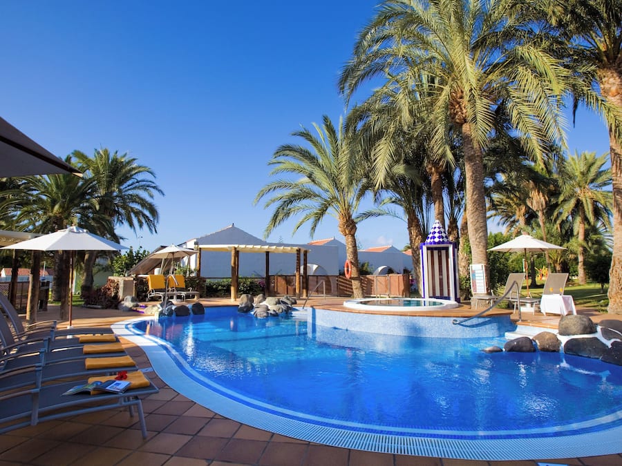 3 piscines extérieures, parasols de plage, chaises longues