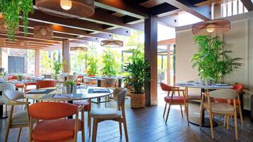 3 restaurants, breakfast, lunch, dinner served; international cuisine