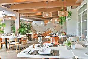 3 restaurants, breakfast, lunch, dinner served; international cuisine 