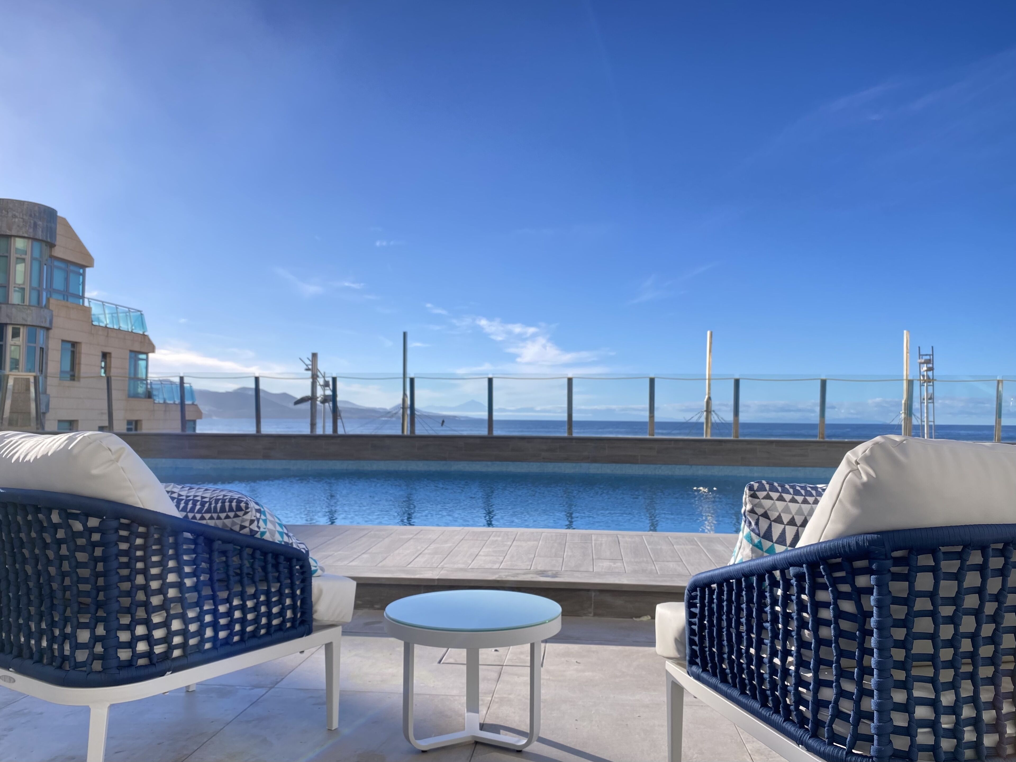 Piscine extérieure, chaises longues