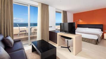 Selimut bulu angsa, minibar, brankas, dan meja kerja