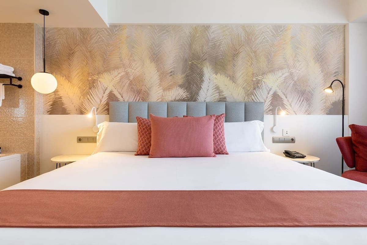 Romantisk rom | Dundyner, minibar, safe på rommet og skrivebord