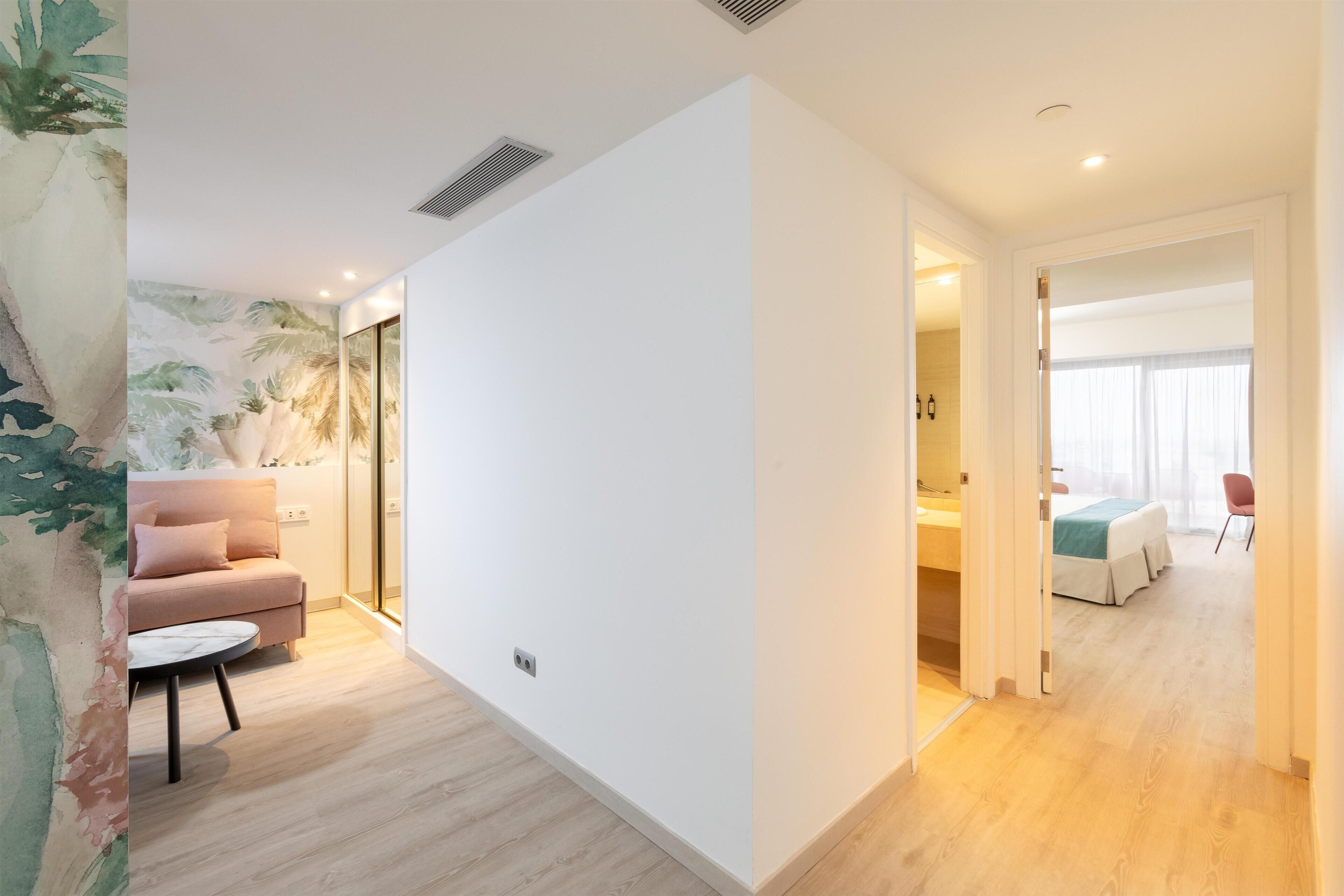 Edredón, minibar, caja de seguridad en la habitación y escritorio 