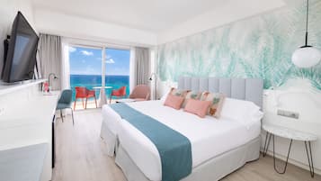 Dundyner, minibar, pengeskab på værelset, skrivebord