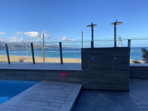 Piscine extérieure, chaises longues