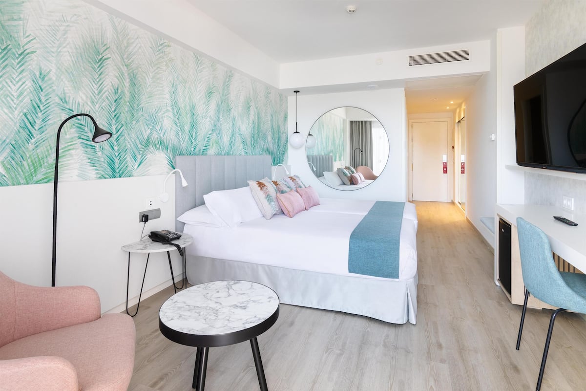 Down duvets, minibar, in-room safe, desk