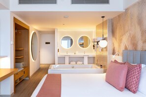 Habitación romántica | Edredón, minibar, caja de seguridad en la habitación y escritorio 