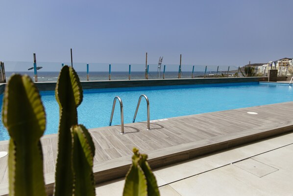 Piscine extérieure, chaises longues