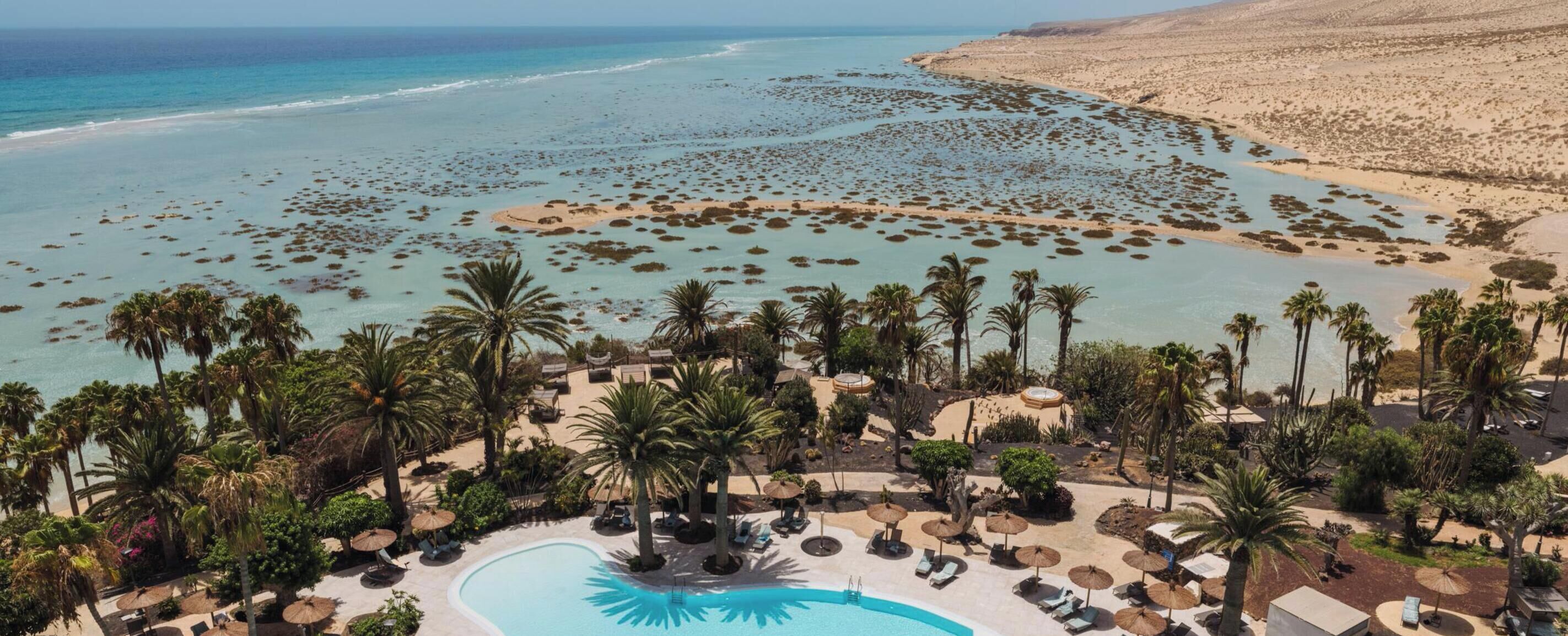 4 hồ bơi ngoài trời, dù/ô trên bãi biển/hồ bơi, ghế dài tắm nắng 