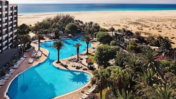 4 outdoor pools, pool umbrellas, sun loungers