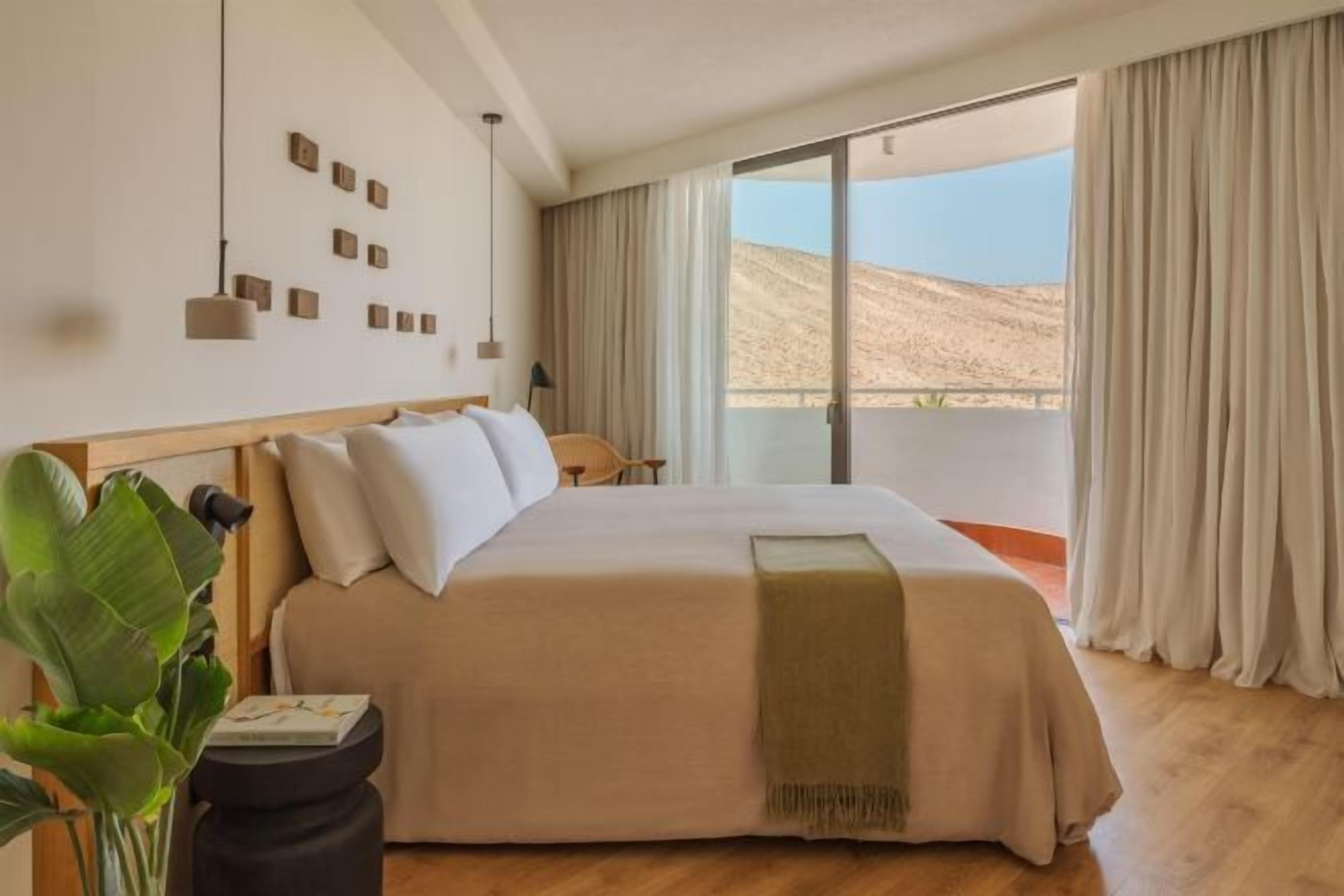 أغطية فراش متميزة وعناصر مجانية داخل الميني بار وخزنة داخل الغرفة