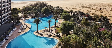 4 piscines extérieures, parasols de plage, chaises longues