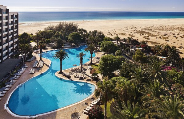 4 piscines extérieures, parasols de plage, chaises longues