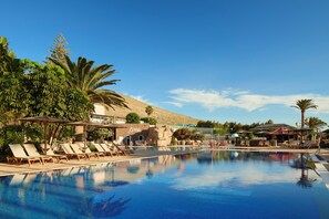 4 outdoor pools, pool umbrellas, pool loungers