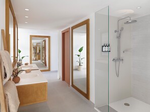 Gratis toiletartikelen, een haardroger, badjassen, handdoeken