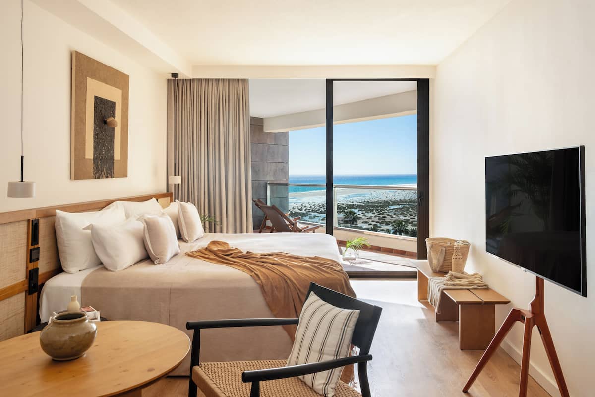 Premium bedding, free minibar, in-room safe, blackout curtains