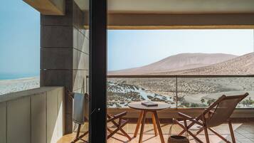 The Reserve Suite Ocean Front | Premium bedding, free minibar, in-room safe, blackout drapes