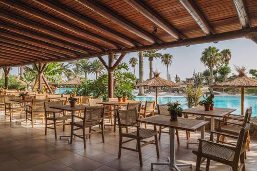8 restaurants, servant le dîner et le souper; cuisine italienne