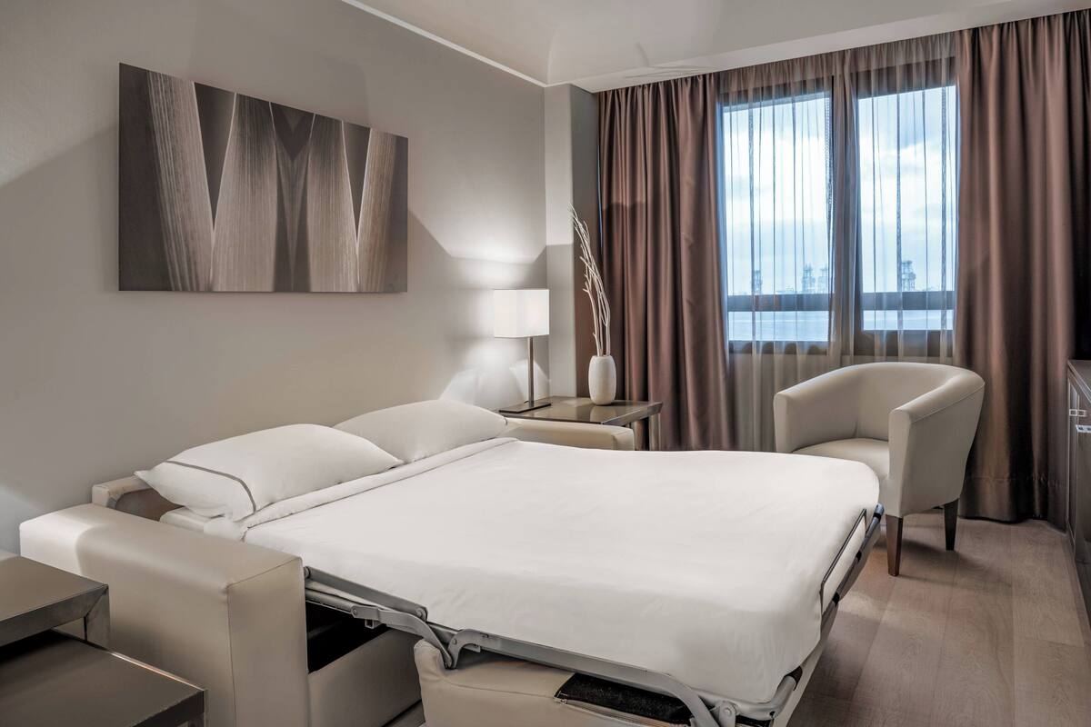 Junior-Suite, 1 King-Bett und Schlafsofa | Minibar, Zimmersafe, Schreibtisch, laptopgeeigneter Arbeitsplatz