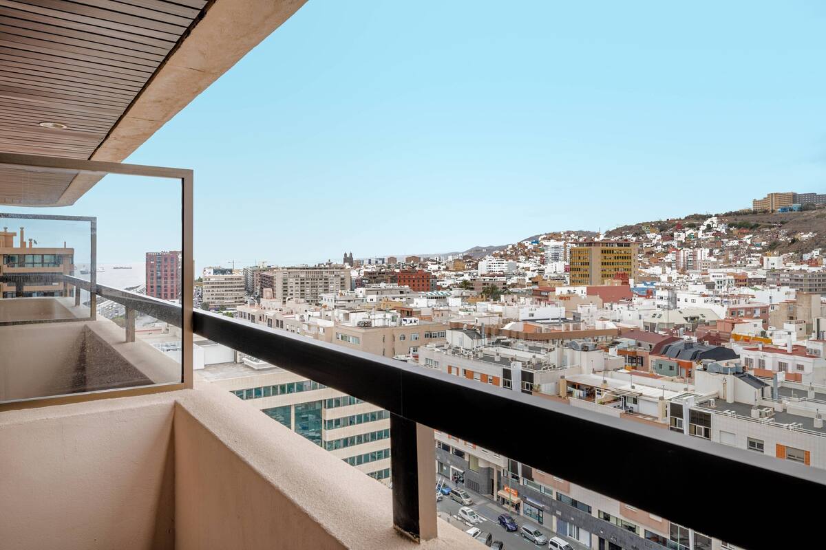 Stadtansicht vom Balkon bei blauem Himmel.