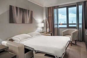 Minibar, coffres-forts dans les chambres, bureau