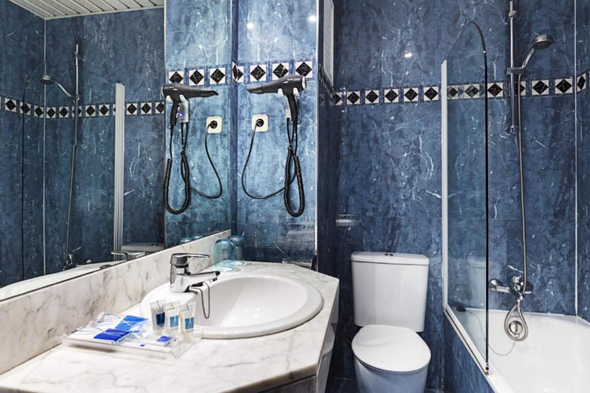 eco-friendly toiletries, hair dryer, towels