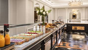 Bữa sáng buffet hàng ngày (13 EUR/mỗi người)