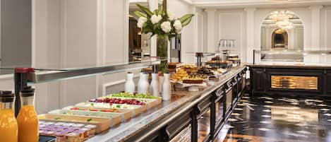 Petit déjeuner buffet (13 EUR par personne)