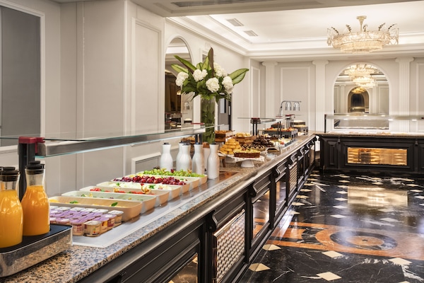 Desayuno buffet (EUR 13 por persona)