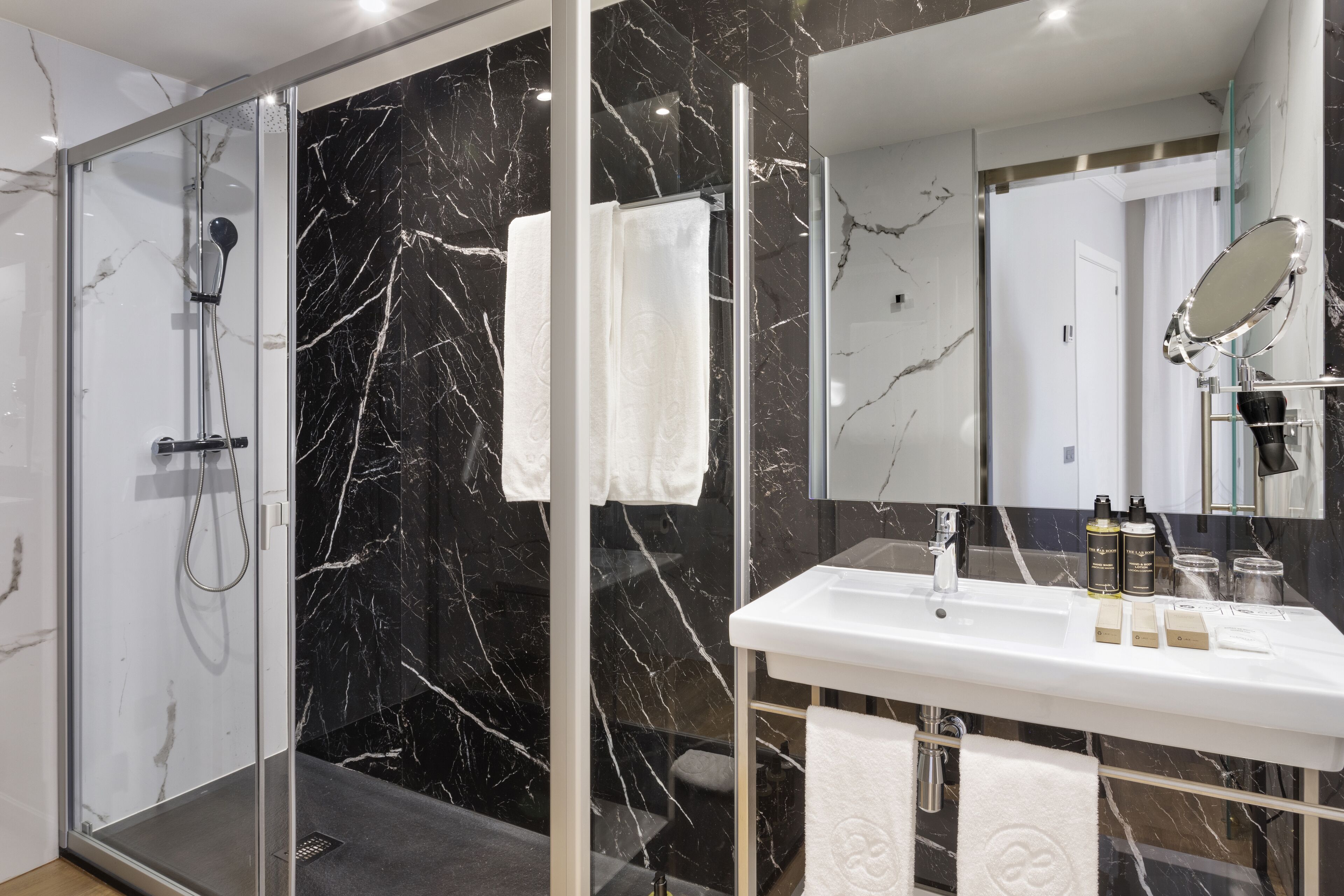 Tweepersoonskamer (sofá cama) | Badkamer | Milieuvriendelijke toiletartikelen, een haardroger, handdoeken