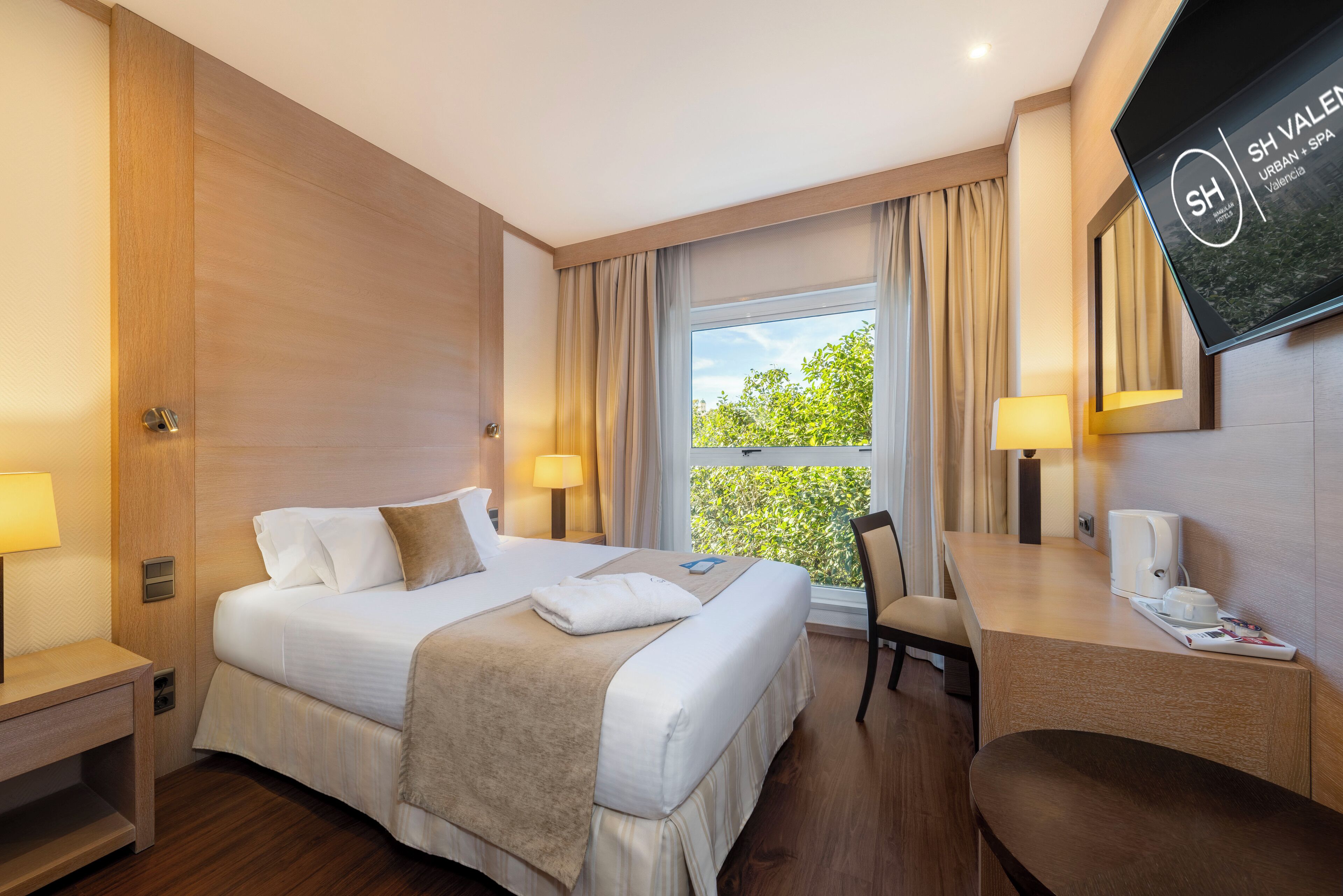 Standardværelse | Dundyner, minibar, pengeskab på værelset, skrivebord