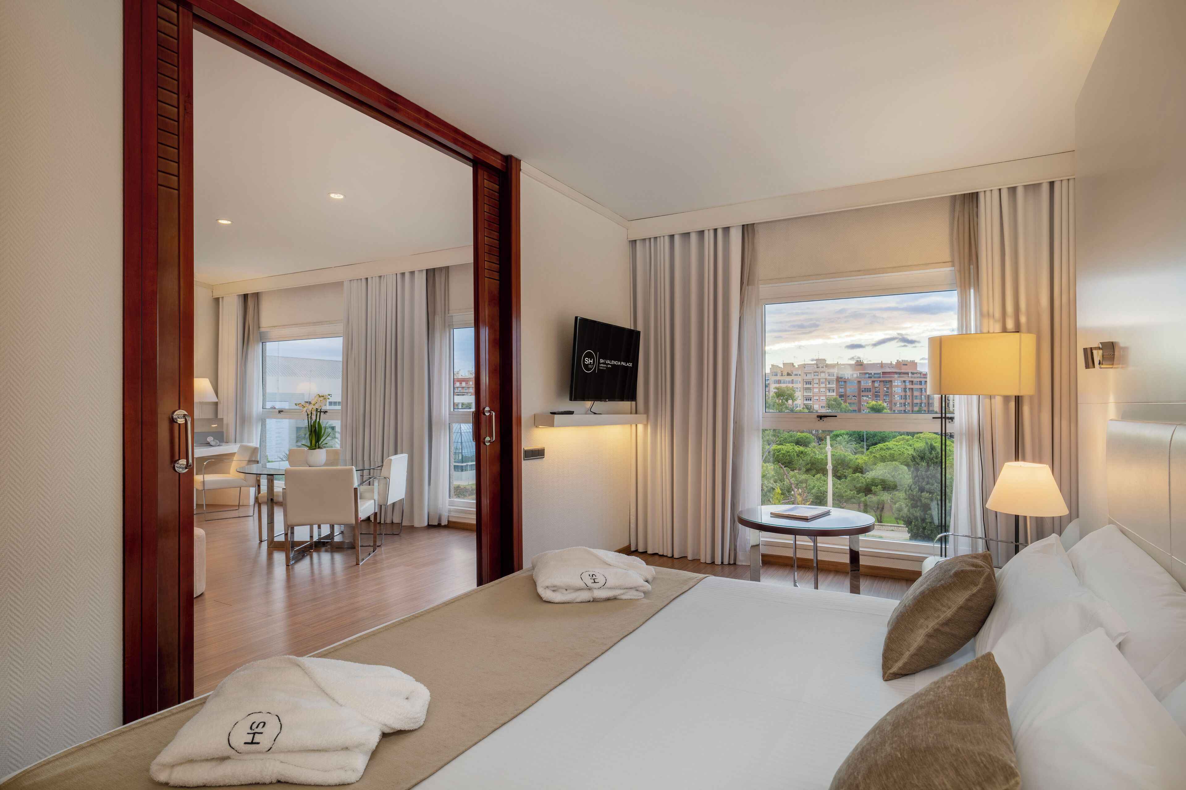 Dundyner, minibar, pengeskab på værelset, skrivebord