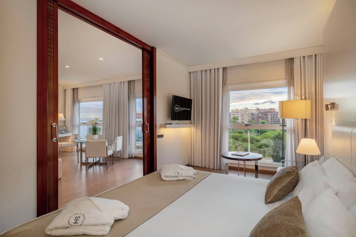 Dundyner, minibar, pengeskab på værelset, skrivebord