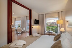 Cubrecamas, minibar, caja de seguridad en la habitación y escritorio 