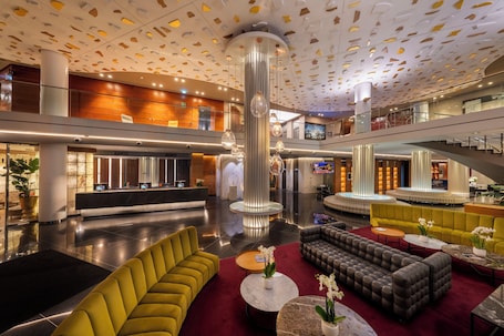 Lobby sitting area. SH Valencia Palace Hotel