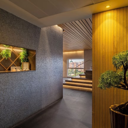 Couples treatment rooms, sauna, hot tub, steam room, hot springs