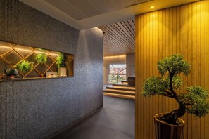 Salas de tratamiento para parejas, sauna y tina de hidromasaje 