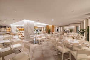 Dagelijks ontbijtbuffet (EUR 19.99 per persoon)