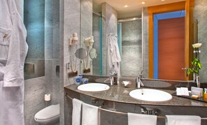 Designertoiletartikler, hårtørrer, badekåber, hjemmesko