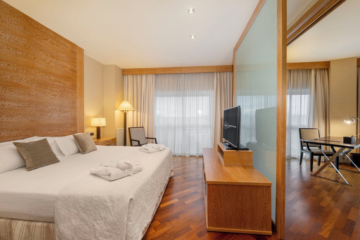 Presidential-suite | Dundyner, minibar, pengeskab på værelset, skrivebord